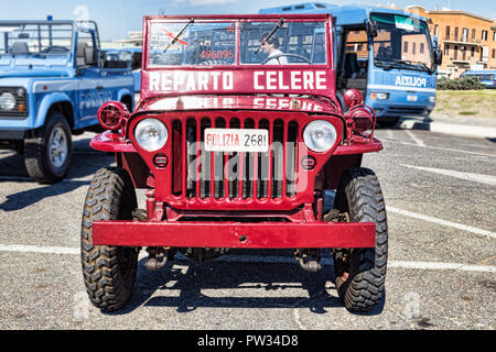 Roma, Italia - 30 Settembre 2018: il cinquantesimo anniversario di fondazione della Associazione Nazionale della Polizia di Stato, mostra all'aperto con vintage c Foto Stock