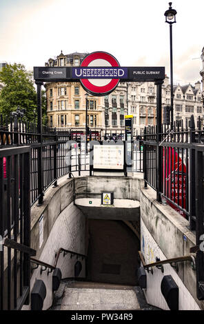 Ingresso alla stazione della metropolitana di Charing Cross Station, la metropolitana di Londra - Inghilterra Foto Stock