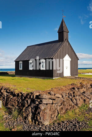 Nero chiesa di legno, Budir Kirka, Budir, Snaefellsnes Peninsula, West Islanda, Vesturland, Islanda Foto Stock