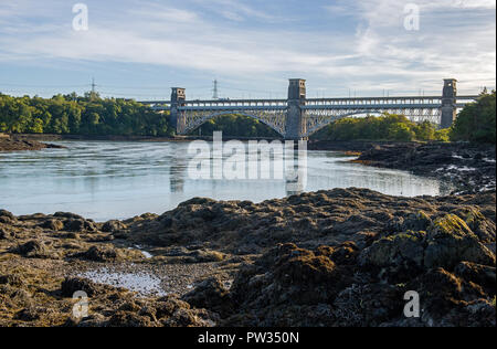 Britannia Road e Ponte ferroviario attraverso il Menai Straits di Anglesey Foto Stock