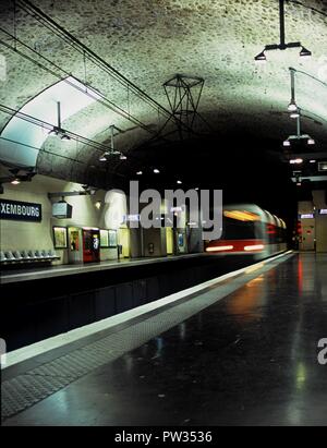 Una lunga esposizione cattura raffiguranti metropolitana di Parigi di notte Foto Stock