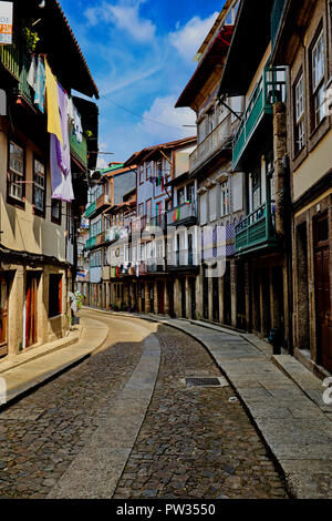 Un pomeriggio di scena di strada nella bellissima città medievale di Guimaraes nel nord del Portogallo. Foto Stock