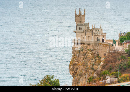 Vista del punto di riferimento della Crimea - nido di rondini sui al bordo di un dirupo contro lo sfondo del mare, Russia Foto Stock