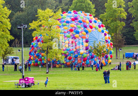 Il palloncino gonfiato di palloncini basato sul film 'Up' mongolfiera sul terreno a Longleat Sky Safari, Wiltshire, Regno Unito nel mese di settembre Foto Stock