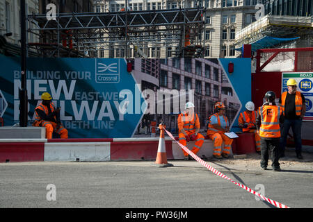 Dalla stazione di Liverpool Street, Londra. Lavoratori a progetto Crossrail prendere una pausa Foto Stock