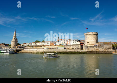 La Torre della Lanterna (Tour de la Lanterne) e la torre della catena (Tour de la Chaine) all'ingresso del porto antico di La Rochelle Charente Maritime, Foto Stock