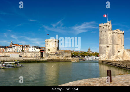 St Nicolas Torre (Tour Saint Nicolas) e la torre della catena (Tour de la Chaine) all'ingresso del porto antico di La Rochelle Charente Maritime, Foto Stock