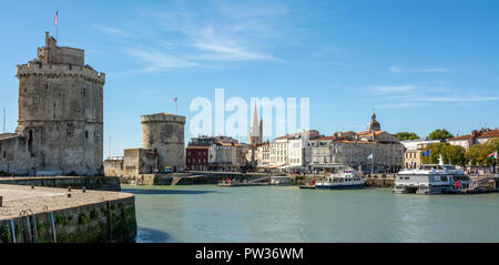 Vista del vecchio porto (Vieux Port) di la Rochelle con torri storiche e barche sotto un cielo blu, Charente-Maritime, Nouvelle-Aquitaine, Francia Foto Stock