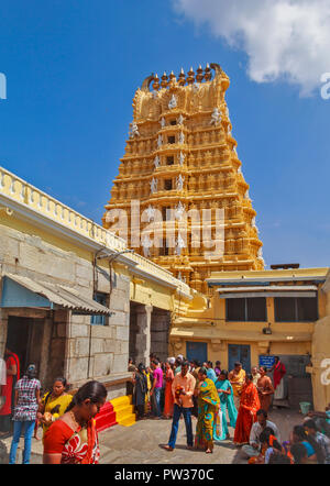 CHAMUNDI HILL MYSORE INDIA sito sacro di SRI CHAMUNDESWARI tempio persone entrate in sette pavimentato GOPURAM Foto Stock