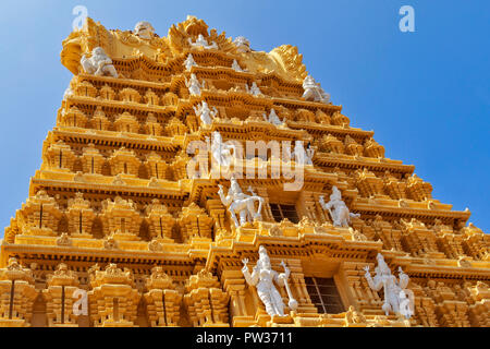 CHAMUNDI HILL MYSORE INDIA sito sacro di SRI CHAMUNDESWARI TEMPIO IL GOPURAM e statue bianche Foto Stock