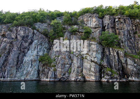 Cliff con gli alberi sul bordo del lago Champlain Foto Stock