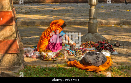 COCHIN KOCHI INDIA il braccialetto e collana venditore Foto Stock