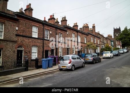 Terrazza di case in mattoni con medicazioni in pietra e tetti in ardesia sulla strada della chiesa woolton Liverpool Merseyside England Regno Unito Foto Stock