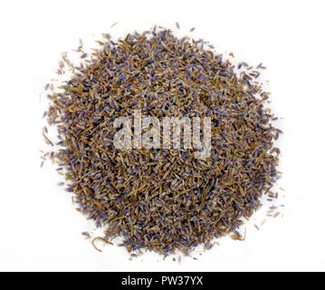 Lavanda essiccata herb bud flower tea pila su sfondo bianco Foto Stock