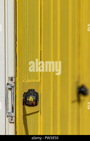 Bel colore giallo case balneare sulla spiaggia sabbiosa. Rifugi vuota su un soleggiato ma moody giorno. Architettura balneare, vernice colorata, del tipo a labirinto labyrint. Foto Stock