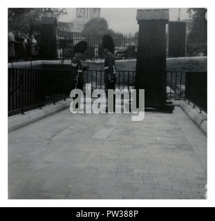 Cambio della guardia, la Torre di Londra UK, 1963 Foto Stock