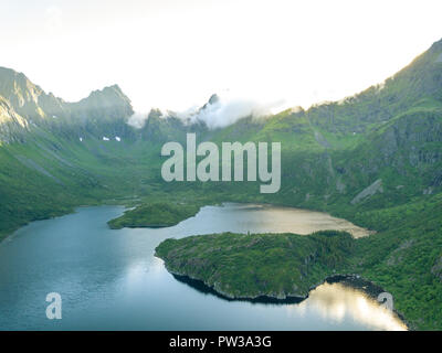 Montagne intorno al lago Foto Stock