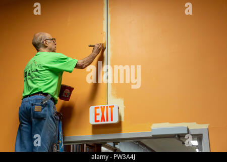 Detroit, Michigan - Volontari rimodellare la ex Durfee Elementary-Middle scuola durante una settimana di comunità iniziativa di miglioramento che si chiama vita ReMo Foto Stock