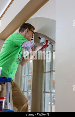 Detroit, Michigan - Volontari rimodellare la ex Durfee Elementary-Middle scuola durante una settimana di comunità iniziativa di miglioramento che si chiama vita ReMo Foto Stock