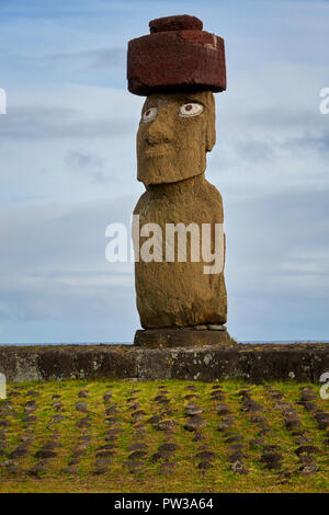 Ahu Ko Te Riku Moai con Pukao Red Hat, hat Isola di Pasqua, Rapa Nui, Cile Foto Stock
