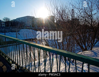 Stazione ferroviaria giornata di sole in inverno a Mosca Mosca anello centrale Foto Stock