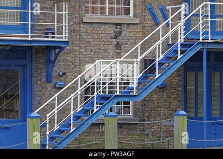 Metallo esterno scala al magazzino in Londra Foto Stock