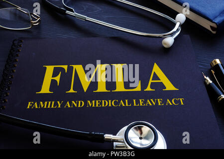 FMLA famiglia e Medical Leave Act e stetoscopio. Foto Stock