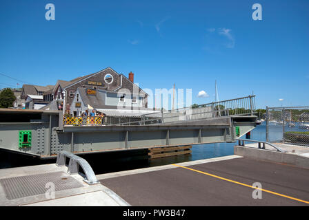 Water Street ponte levatoio su Anguilla sollevamento dello stagno per lasciar passare le barche al foro di legni, Falmouth, Barnstable County, Massachusetts, STATI UNITI D'AMERICA Foto Stock