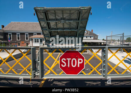 Water Street ponte levatoio su Anguilla Pond sollevato per consentire il passaggio di imbarcazioni, Woods Hole, Falmouth, Barnstable County, Massachusetts, STATI UNITI D'AMERICA Foto Stock