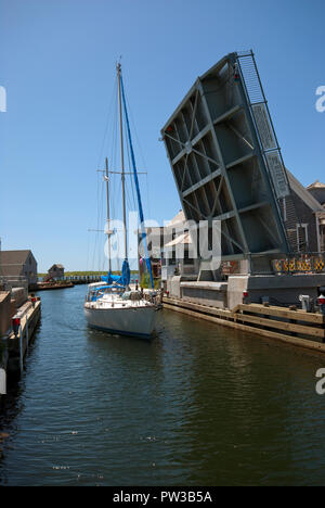 Water Street ponte levatoio su Anguilla Pond sollevato per consentire il passaggio di imbarcazioni, Woods Hole, Falmouth, Barnstable County, Massachusetts, STATI UNITI D'AMERICA Foto Stock