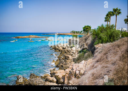 Bellissima vista sul mare e le rocce della montagna sulla spiaggia di Protaras su Cipro Foto Stock