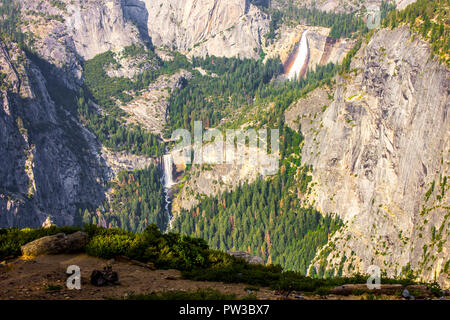 Vedute della valle di Yosemite dal punto di Washburn area di osservazione. Un sito del Patrimonio mondiale dal 1984 Foto Stock