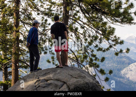 Vedute della valle di Yosemite dal punto di Washburn area di osservazione. Un sito del Patrimonio mondiale dal 1984 Foto Stock