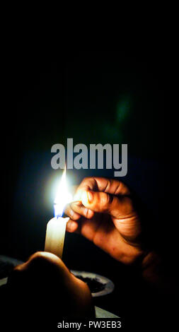 Le candele accese nel buio Foto Stock