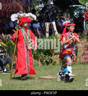 KAOHSIUNG, Taiwan -- Settembre 29, 2018: membri dell'Amis indigene tribù in costumi tradizionali partecipare nell'annuale festa della mietitura. Foto Stock