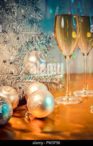 Albero di natale, palloncini e bicchieri di vino Foto Stock