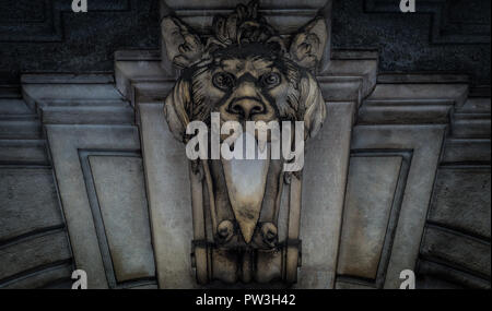 L'Italia, Torino. Questa città è famoso per essere un angolo di due global mago triangoli. Si tratta di una maschera protettiva di pietra sulla sommità di un palazzo di lusso en Foto Stock