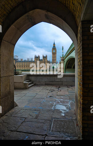 Cerca Westminster da sotto il ponte Foto Stock