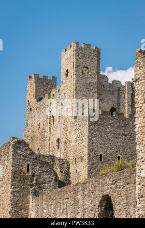 Alte torri delle rovine del XII secolo il castello di Rochester, Kent, Sud Est Inghilterra Foto Stock