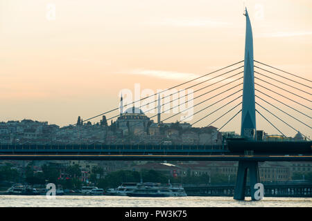 La Haliç Golden Horn Metro ponte con moschea in background al tramonto, Istanbul, Turchia Foto Stock