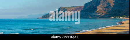 Mattina ombre sul bellissimo mare Tirreno spiaggia sabbiosa (Gaeta, Latina, Italia) Foto Stock
