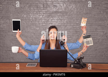 Professional segretario ha un grande numero di mani, un multi-tasking imprenditrice concept Foto Stock