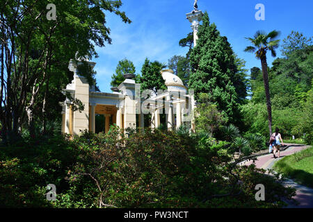 Sochi, Russia - 5 giugno. 2018. Arbor greca nell'arboretum Foto Stock