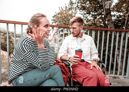 Disabilitato un uomo guarda il suo amico raccontando la storia emotiva Foto Stock
