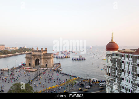 India, Mumbai, Maharashtra, il Gateway of India, il monumento a ricordo dello sbarco di Re Giorgio V e la regina Mary nel 1911 Foto Stock