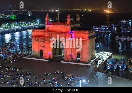 India, Mumbai, Maharashtra, il Gateway of India, il monumento a ricordo dello sbarco di Re Giorgio V e la regina Mary nel 1911 Foto Stock