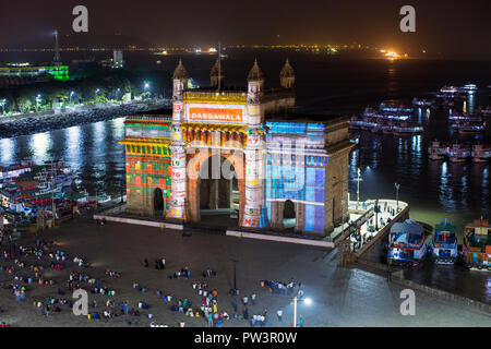 India, Mumbai, Maharashtra, il Gateway of India, il monumento a ricordo dello sbarco di Re Giorgio V e la regina Mary nel 1911 Foto Stock