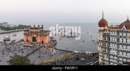 India, Mumbai, Maharashtra, il Gateway of India, il monumento a ricordo dello sbarco di Re Giorgio V e la regina Mary nel 1911 Foto Stock