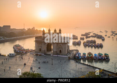 India, Mumbai, Maharashtra, il Gateway of India, il monumento a ricordo dello sbarco di Re Giorgio V e la regina Mary nel 1911 Foto Stock