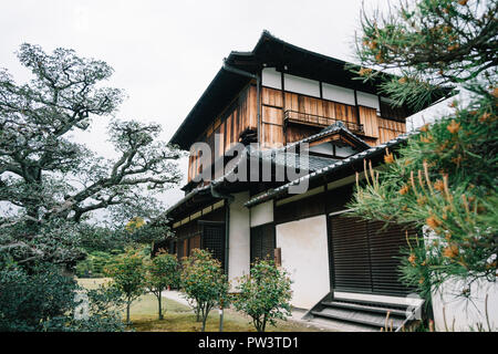 Giapponese classico edificio tradizionale, sono costituiti da boschi con bellissimo giardino accanto. tranquilla casa in legno a due piani a Kyoto in Giappone. Giapponese Foto Stock